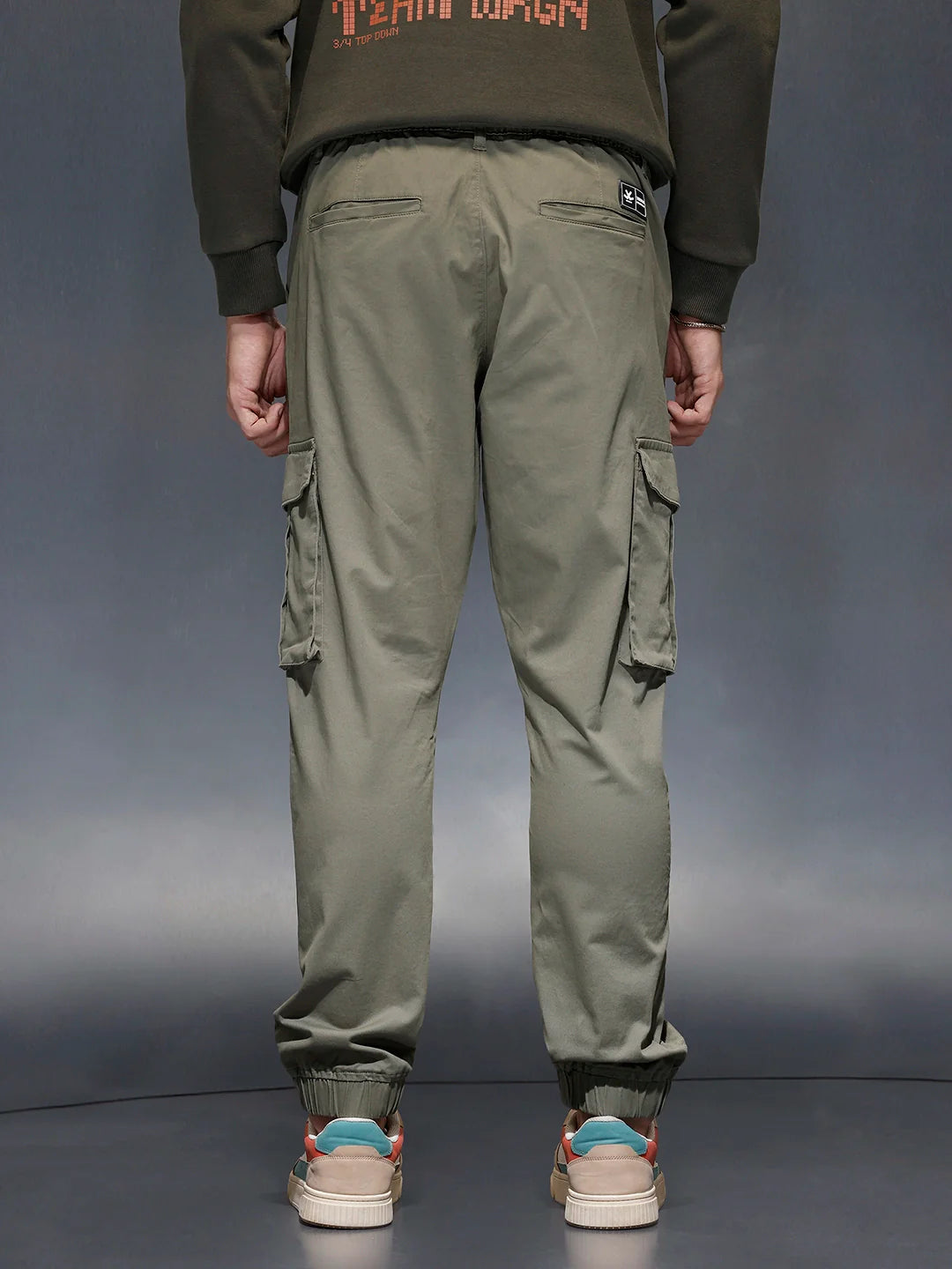 Men's straight fit trouser with cargo pockets | Brown