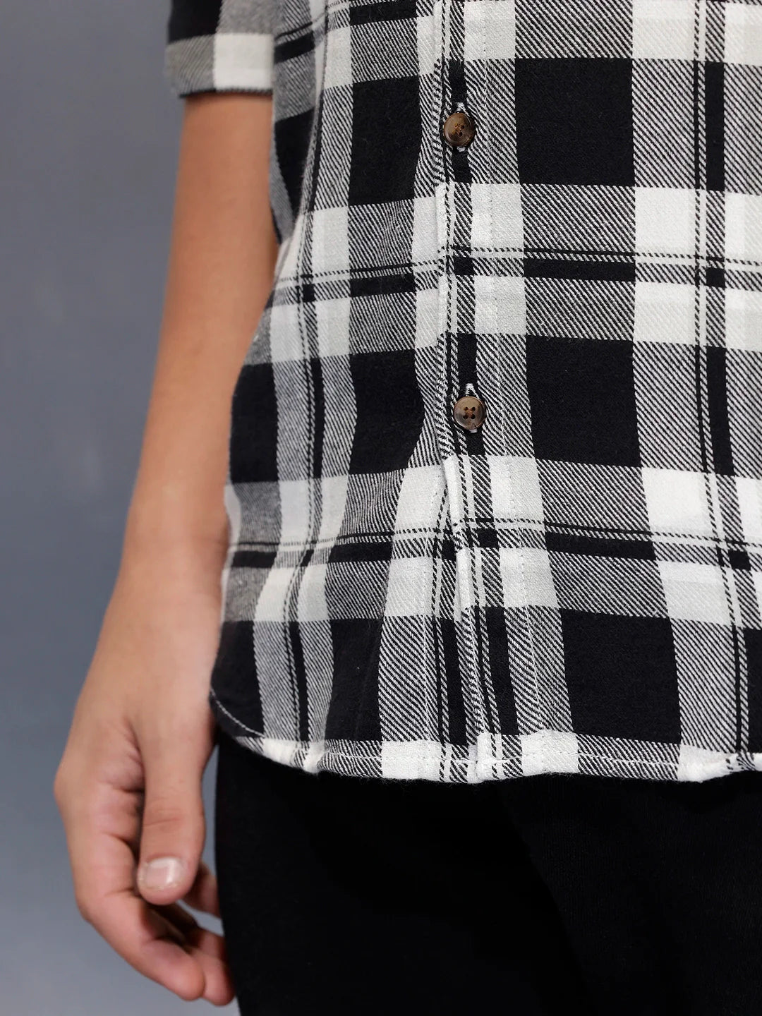 Men’s slim fit shirt in bold plaid pattern | Black