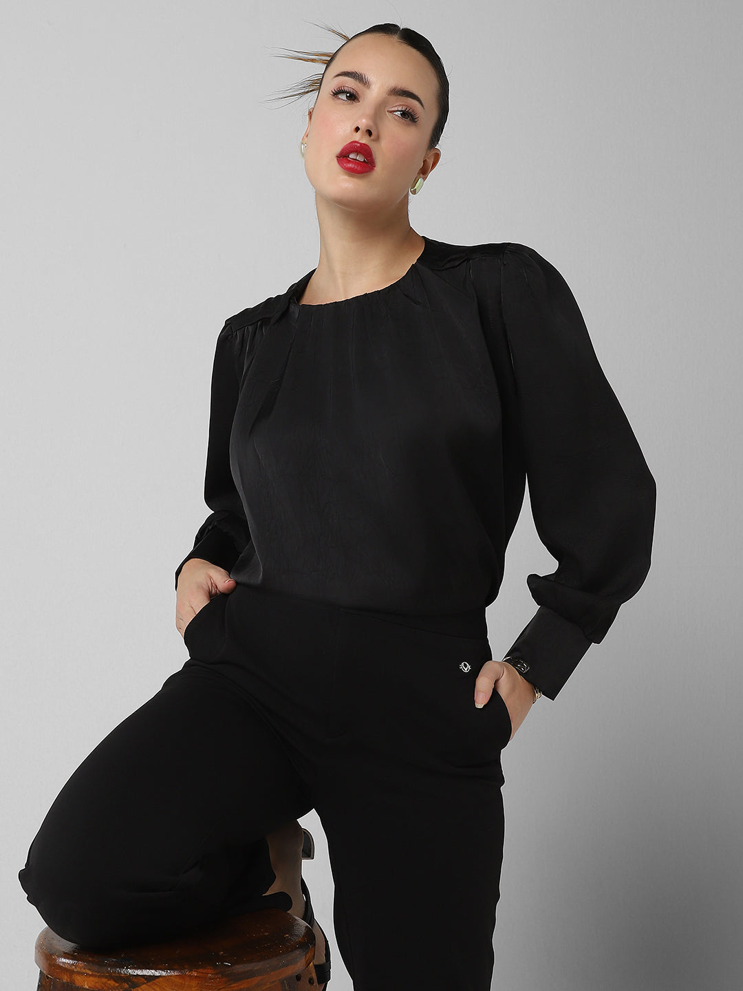 Women's Black Round Neck Cuffed Sleeves Top