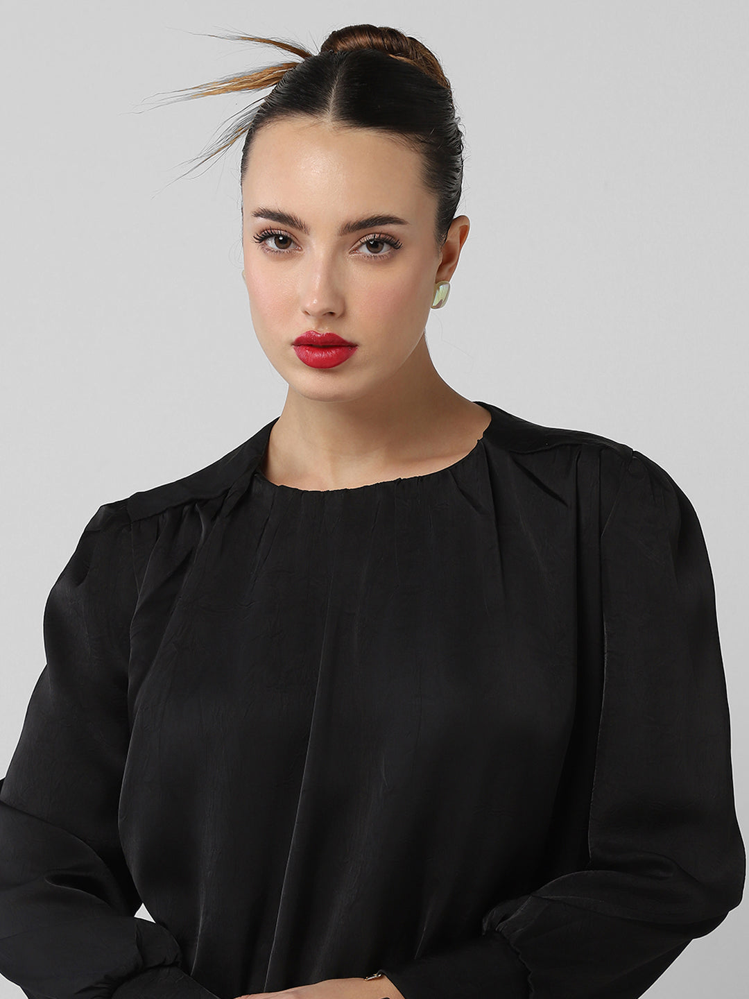 Women's Black Round Neck Cuffed Sleeves Top
