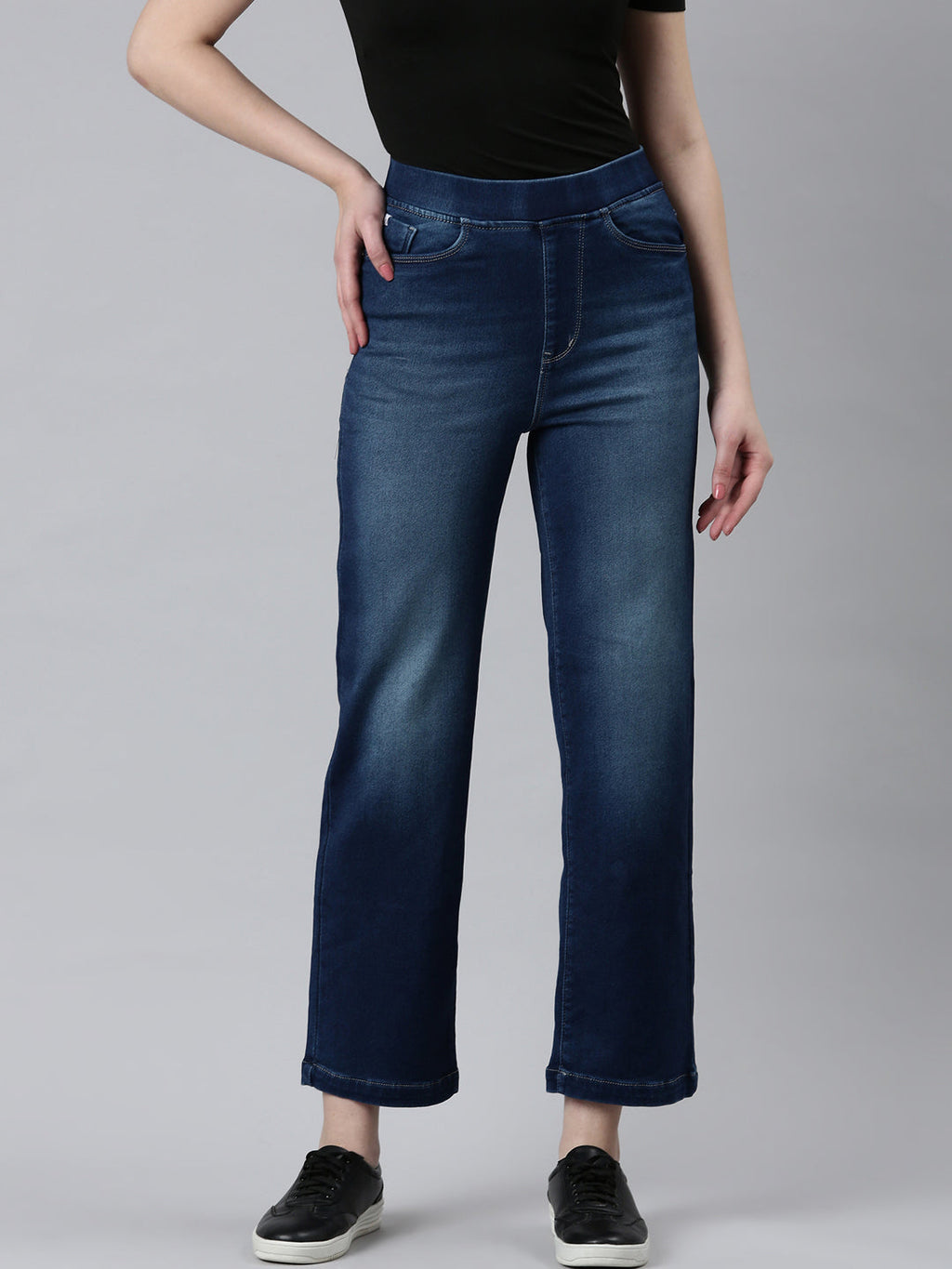Women's Blue Mid Rise Jean Straight Fit Light Fade Denim Jeans