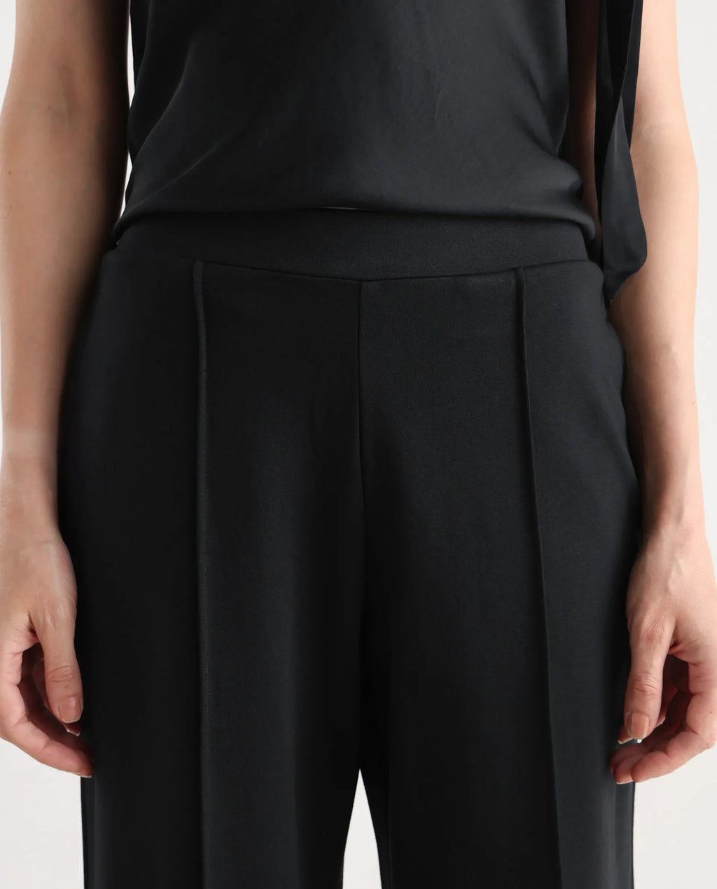 Rareism Women's Jancuri Black Rayon Plain Ankle Length Straight Fit Travel Trouser